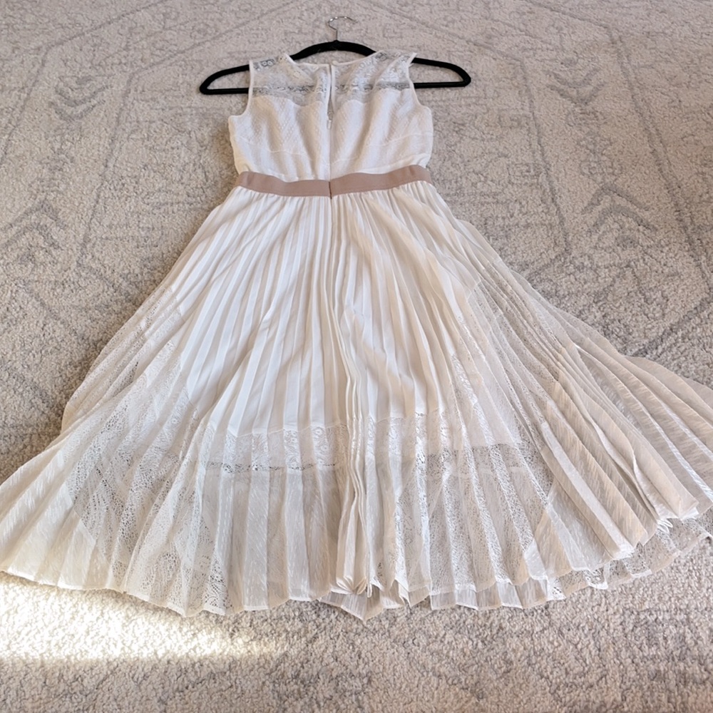 BCBG white dress with lace detail size 0 - Picture 13 of 14